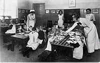 Interiör med barn och personal runt matbord i Föreningen Engelbrekts barnavärn och husmodesskola.