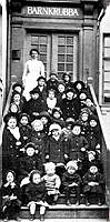 Gruppbild med barn och personal på trappa till Kungsholms barnkrubba i Gula Villan i Stadshagen.