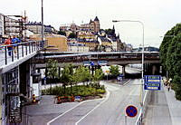 Vy västerut från Slussen längs Söder Mälarstrand över Tunnelbanebron och Centralbron mot Mariaberget. Till höger delar av kvarteret Överkikaren under uppförande.