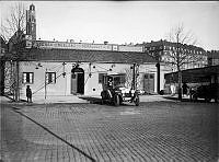 Svensk-engelska mineraloljebolagets tankstation i kvarteret Träskfloden.
I bakgrunden Engelbrektskyrkan och kvarteret Oxeln.