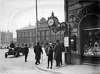 Gustav Adolfs torg. Arvfurstens palats och Tornbergs urmakeri.