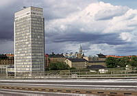 Folksamhuset sett från Skanstullsbron. Vy mot nordost. I fonden Sofia kyrka. Till höger Skanstulls gymnasium.