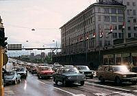 Götgatan söder om Ringvägen. Vy mot Skanstullsbron. Bilkö från Skanstullsbron mot Ringvägen. I fonden t.v. Skanskvarn.