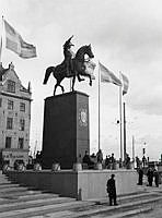 Karl Johans torg. Staty av Karl XIV Johan. I fonden del av Räntmästarhuset.