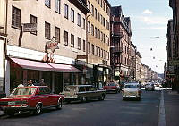 Götgatan söderut mot mot korsningen Högbergsgatan. Till vänster Sabis livsmedelsaffär vid Götgatan 29 och därefter lågprisvauhusetet EPA, Enhetspris AB, vid Götgatan 31.