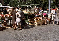 Torghandel på Medborgarplatsen. Människor som besöker stånd med försäljning av jordgubbar, frukt och grönsaker.