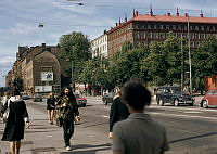 Götgatan norrut vid Medborgarplatsen. Till höger i bakgrunden kv. Pelarbacken Större. Flanerande människor.