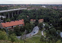 Utsikt från Nybohov mot väster mot Blommensbergsskolan och Essingeleden.