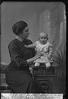 Grupporträtt av Elsa Sundström tillsammans med ett litet barn.