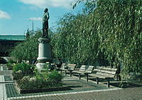 Statyn över Nils Ericsson i järnvägsparken vid Stockholms centralstation.