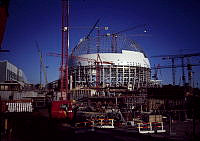 Globen från öster under uppförande.