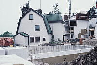 Nockeby. Kv. Alligatorn. Grönviksvägen 105 - 125. Byggnation av flerbostadshus. Äldre moderniserad villa.