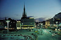 Sergels Torg sett i kvällsbelysning. Klarabergsgatan västerut mot Klarabergsviadukten från Sergels Torg. Till vänster kv. Hägern Större.