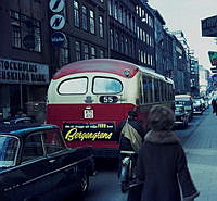 Regeringsgatan sedd norrut mot Hamngatan. Buss på linje 55 passerar. Till vänster kv. Trollhättan.