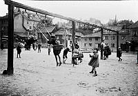 Barn som leker på Nytorget.