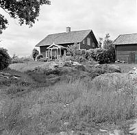 Hjulsta by från söder med bostadshus och bod.