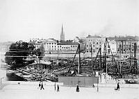 Vy norrut över avrivna östra delen av Helgeandsholmen från Lejonbacken. I förgrunden Mynttorget och i fonden Strömgatan med kvarteren Rosenbad och Lejonet.