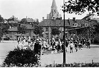 Barn som leker på Nytorget. I bakgrunden kvarteret Bondesonen större och Sofia kyrka.