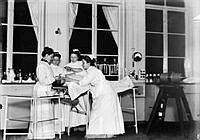 Fyra sjuksköterskor söver ett barn.