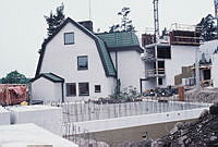 Nockeby. Kv. Alligatorn. Grönviksvägen 105 - 125. Byggnation av flerbostadshus. Äldre moderniserad villa.