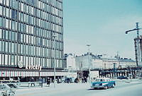 Femte höghuset med Kvickly. Till höger i fonden kvarteret Grävlingens sida mot Mäster Samuelsgatan. Framför sträcker sig Malmskillnadsgatans viadukt. Längst till höger i fonden byggnation av Skandinaviska Banken.