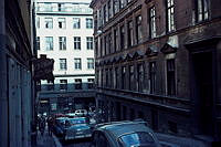Herkulesgatans backe sedd mot Regeringsgatan. Till vänster är CV Klints läderhandel inrymd i huset Herkulesgatan 4, Stockholms äldsta läderaffär. Till höger kvarteret Sankt Per.