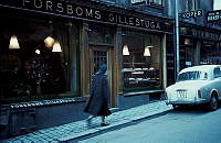 Jakobsgatan 18. Forsboms Gillestuga. Entrédörr med skyltfönster. Till höger är Svea Bergmarks konsthandel inrymd.