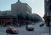 Timmermansgatan söderut från Hornsgatan. Låg butiksbyggnad sedd mot Södermalmsskolan.