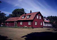 Vy mot Hökarängens gård från sydost.