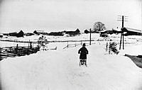 En sparkåkare på gamla landsvägen mot Hjulsta gård.