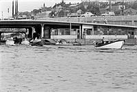 Slussen från väster med fritidsbåtar på väg ut ur Karl Johansslussen och in i Mälaren.