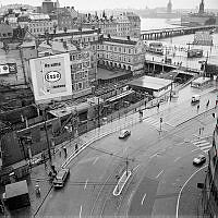 Vy från gångbron över Katarinavägen mot väster mot kvarteren Ormen och Stadsgården med Sjömanshemmet och Stadsmuseet. Slussens nya tunnelbanestation är under byggnad. I fonden Stadshuset och Riddarholmen.