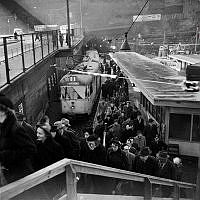 Tunnelbanetåg och resenärer vid Slussens tunnelbanestation.