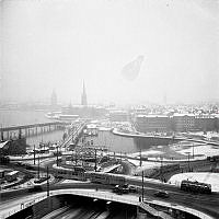 Vy från Katarinahissen mot nordväst över Slussen, Gamla Stan och Riddarholmen med Stadshuset i fonden. Mitt i bild är Kolingsborg under uppförande.