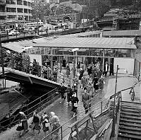 Vy över Slussens nya tunnelbanestation med del av Katarinavägen och Katarinabergsgaragets infart i bakgrunden.