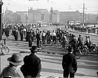 Cyklister vid Slussplan på väg söderut mot Slussen. Katarinahissen i fonden. 