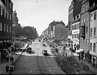 Arbetet med Södergatans genombrytning av Hornsgatan och Hornsgatsviadukten är nästan klar, schaktningen återstår. Till vänster Maria Magdalena kyrka.