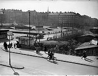 Vy västerut över kvarteren Planet och Passaren, nuvarande kvarteret Gamen och Åsötorget. Närmast Götgatan som korsas av Skånegatan, nuvarande Vartoftagatan. I fonden kvarteret Vågskivan.