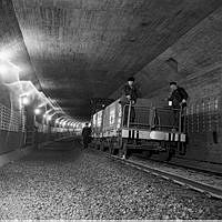 Spårvägsfordon och spårvägsarbetare vid reparation i tunnel vid Slussen.