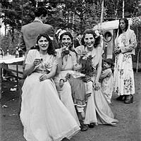 Kvinnor och barn vid en romsk bröllopsfest.