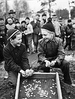 Tioåriga pojkarna Thomas Björkman och Thomas Olsson framför delar av de silvermynt och smycken som de hittat bland schaktmassor i Solberga, den skatt som senare kom att kallas Solbergaskatten.