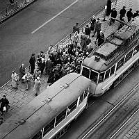 Vy över trafikanter och spårvagn vid hållplats på Slussen vid Katarinavägen.