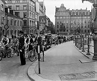 Cykelkö på Riddarhustorget. Ett nytt trafikelände på grund av ett tillfälligt gatuarbete. I bakgrunden Petersenska huset.