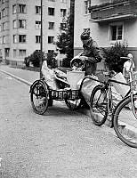 Skrotinsamling. En av F A B:s män samlar in avfall och lastar på sin cykel.
(Nybildade föreningen för Arbetslöshetens bekämpande i Stockholm.)