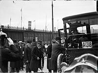 Skeppsbron.  Parisprefekturens polischef Louis Lépine  på väg in i en bil. under sitt inofficiella besök senhösten 1911.