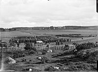 Fältmanöver 1910 i trakterna kring Ölsta gård nära Märsta och Sigtuna.
Truppsamling på en äng.