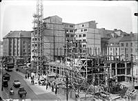 Kungsgatan västerut från kvarteret Oxhuvudet. Centrumhuset under byggnad. I bakgrunden kvarteret Hästhuvudet.