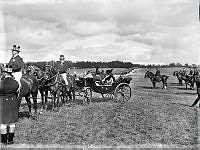 Mobiliseringen 1914. Troligen kungliga åskådare i vagn vid inspektion av trupperna på Gärdet.