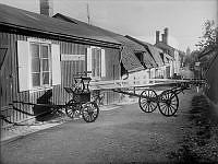 Saltmätargatan söderut från Markvardsgatan. Stegvagn utanför en vagnsmåleriverkstad.