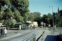 Entré med vaktstuga till Skeppsholmen vid Skeppsholmsbron. i bakgrunden Högvaktsbyggnaden.